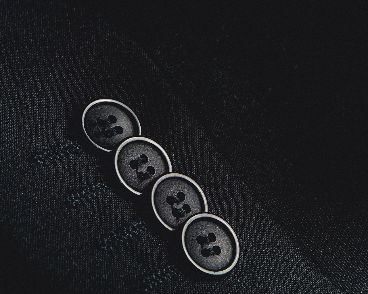 suit-2619320_1280